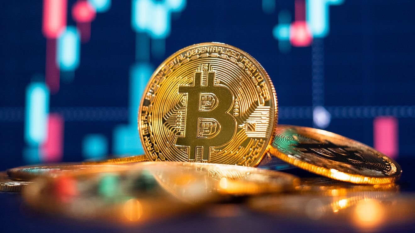 O preço atual de um  Bitcoin está em torno de US$ 23.083 o volume de negociação de 24 horas é de US$ 26 bilhões